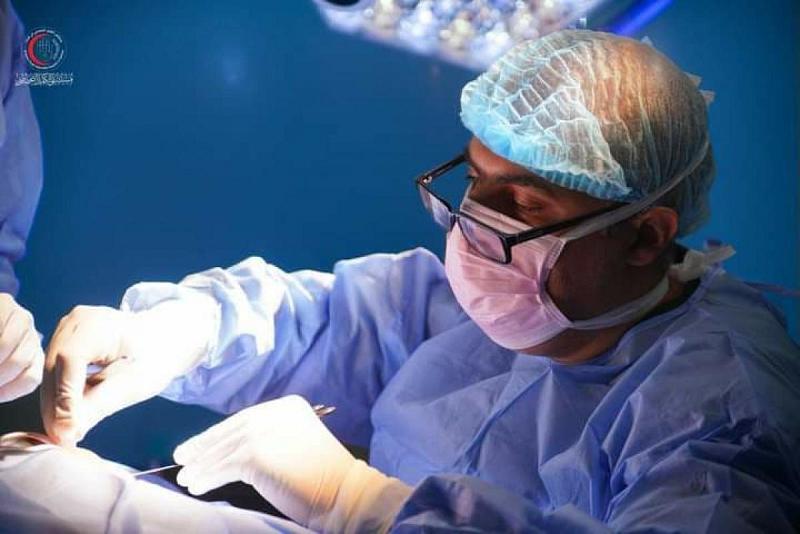 استئصالُ ورمٍ خبيث من الغدّة الكظريّة لطفلٍ عمره (10) أشهر في مستشفى الكفيل التخصّصي 