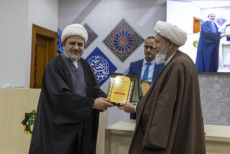 تكريم الباحثين المشاركين في الجلسة البحثية الافتتاحية لمؤتمر السيد المجاهد
