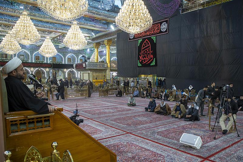 صحن مرقد أبي الفضل العباس (عليه السلام) يشهد إقامة مجلس عزاء بذكرى وفاة السيدة زينب (عليها السلام)