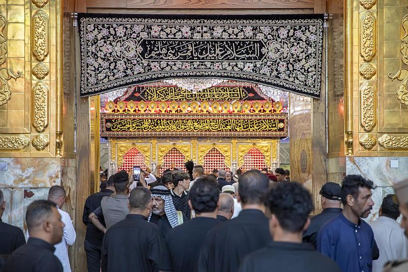 شعبةُ الحرم الشريف تستبدلُ ستائر أبواب حرم مرقد أبي الفضل العباس (عليه السلام)