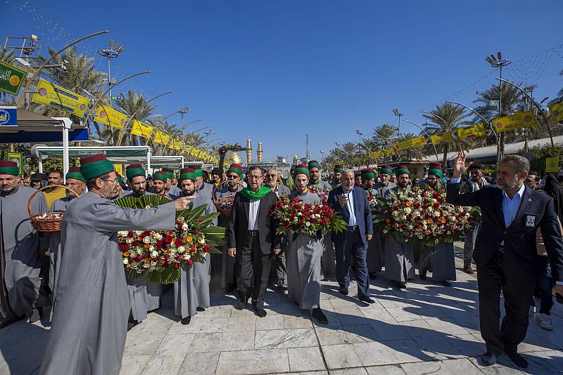 وفد من العتبة العبّاسية المقدسة يهنئ خَدَمة مرقد الإمام الحسين (عليه السلام) في ذكرى ولادته.