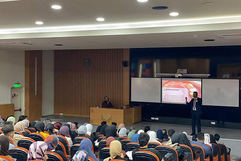 جامعة الكفيل تنظم ورشة عمل لطلبتها حول خياطة الجروح واللثة