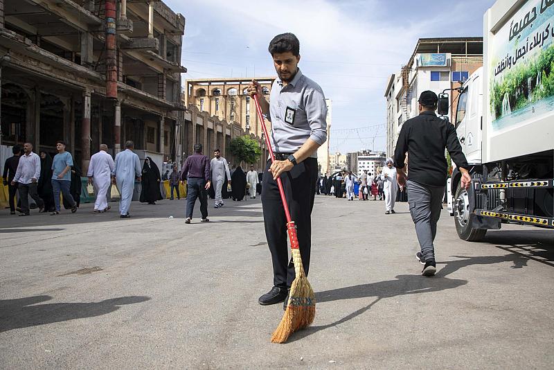  قسمُ بين الحرمين ينفّذ أعمال تنظيف الشوارع المؤدّية إلى مرقد أبي الفضل العباس (عليه السلام)