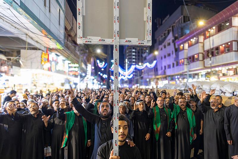أهالي كربلاء يحيون ذكرى رحيل السيدة المعصومة (عليها السلام) في مدينة الكاظمية