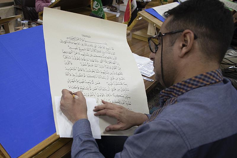 ضمن مسابقة جائزة الثقلين.. الخطّاطون ينتهون من كتابة صفحةٍ من المصحف الشريف