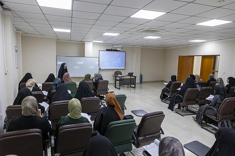 جامعة العميد: كلية التربية الأساسية تعزز دور المرأة في المجتمع