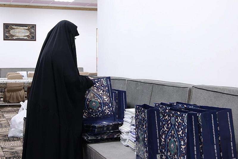 اللجنة التحضيرية تجهز الهدايا للمشاركات في مهرجان روح النبوة الثقافي النسوي العالمي الثامن