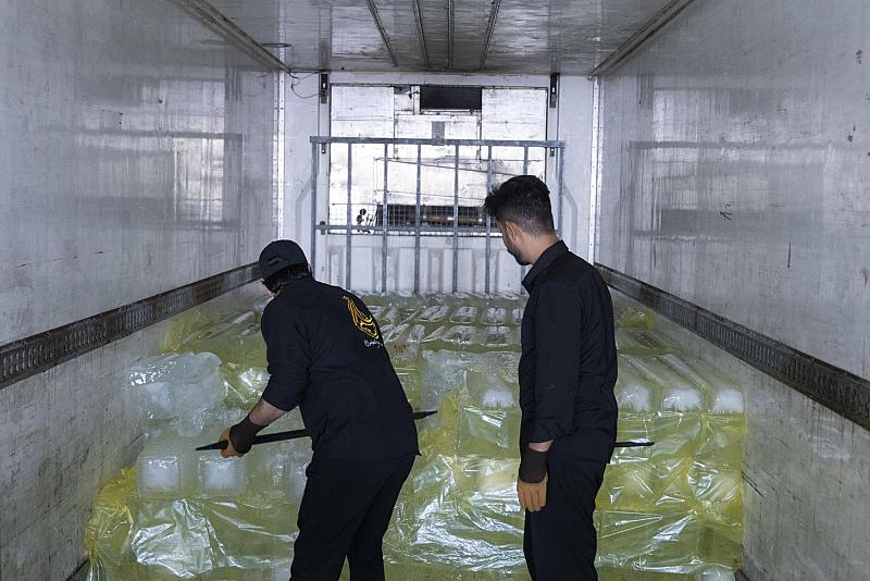 لتأمين أفضل الخدمات للزائرين.. قسم الشؤون الخدمية يجهز المواكب بأكثر من 4 آلاف قالب ثلج يوميًا