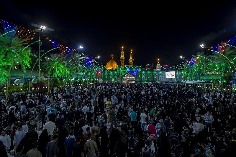 الزائرون يحيون ليلة الجمعة عند مرقد أبي الفضل العباس (عليه السلام)