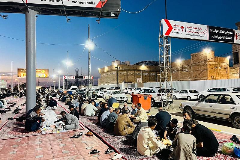 مجمع أبي الفضل العباس (عليه السلام) لخدمات الزائرين يقيم مأدبة إفطار للصائمين