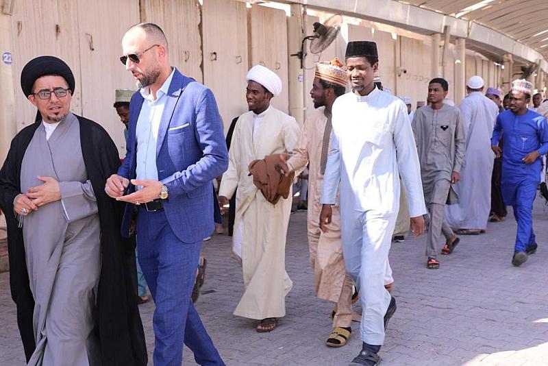 تنظيم زيارة جماعية لطلبة العلوم الدينية من الجاليات الإفريقية لمدينة سامراء