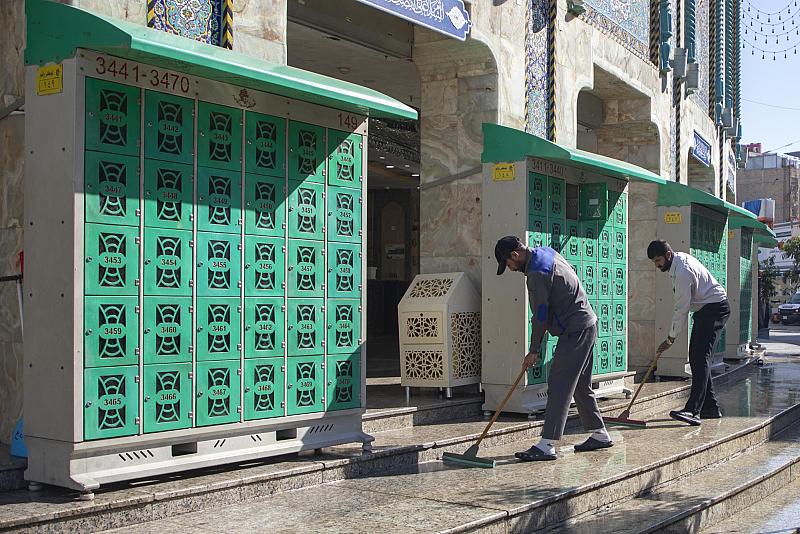 قسم الشؤون الخدمية ينفذ حملة لغسل محيط العتبة العباسية المقدسة وتنظيفه