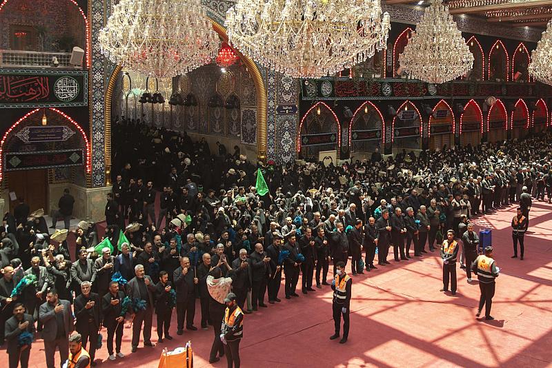 منتسبو العتبة العباسية المقدسة ينظمون حركة المعزيات في إحياء ذكرى دفن الأجساد الطاهرة