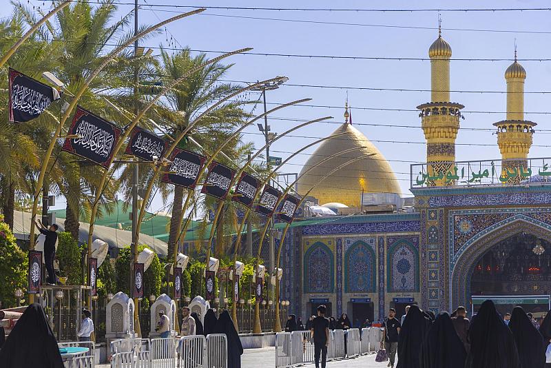 استعدادًا لاستقبال شهر المحرّم الحرام.. قسم بين الحرمين الشريفين ينشر لافتات الحزن في الساحة الوسطية