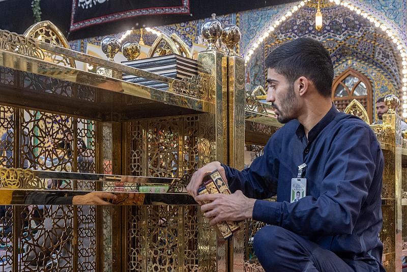 قسم رعاية الصحن الشريف يوفّر 18 ألف مصحفٍ وكتاب أدعية وزيارات لخدمة زائري عاشوراء
