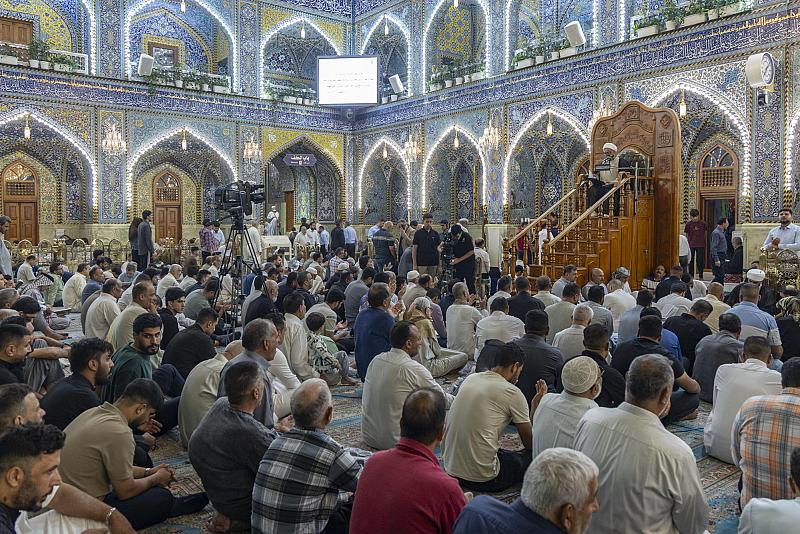 جموع الزائرين تشارك بقراءة دعاء كميل عند مرقد أبي الفضل العباس (عليه السلام)
