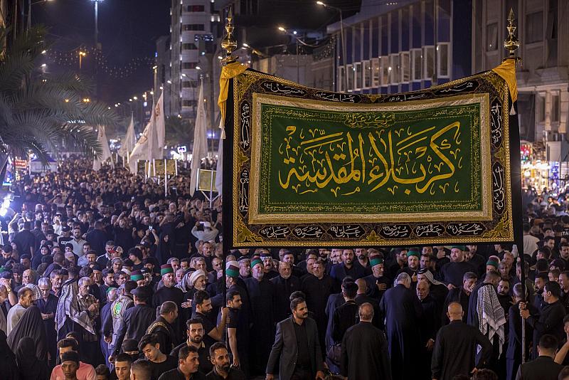 موكب أهالي كربلاء يحيي ذكرى شهادة الإمام الجواد (عليه السلام) في الكاظمية