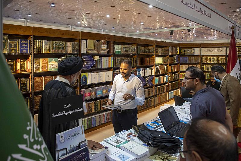 جناح العتبة العباسية في معرض بغداد الدولي للكتاب يشهد إقبالًا واسعًا