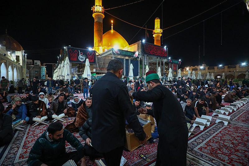 العتبة العباسية المقدسة توزع أكثر من 4 آلاف كُتيب عن أعمال ليلة القدر الثالثة على زائري سامراء