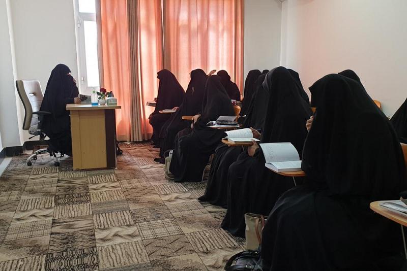 مدارسُ الكفيل الدينيّة النسويّة تفتتحُ دورةً في مناسك الحجّ والعمرة