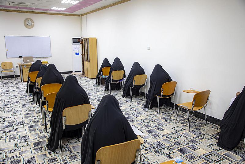 شعبة فاطمة بنت أسد للدراسات القرآنية تختتم امتحانات الفصل الأول بمشاركة (100) طالبة