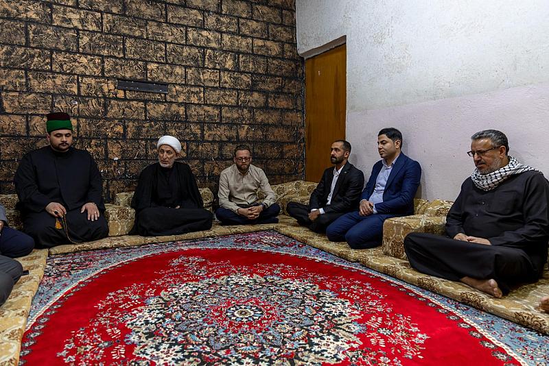 وفد من العتبة العباسية المقدسة يكرم عددًا من عوائل الشهداء في المحافظات الجنوبية