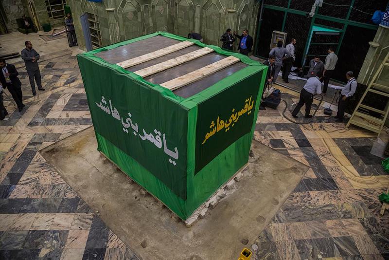 الانتهاء من تفكيك الأجزاء الخشبيّة للشبّاك القديم لضريح أبي الفضل العباس(عليه السلام) ووضع مخطّطات إنشائية لأُسُس الشبّاك الجديد..