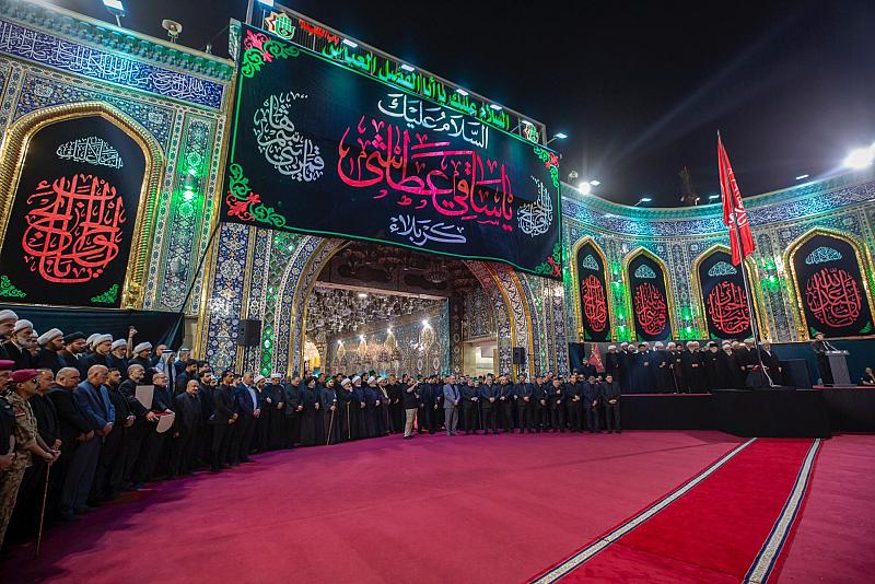 العتبة العباسية المقدسة تنظم مراسم استبدال راية قبة مرقد أبي الفضل العباس (عليه السلام) من الحمراء إلى السوداء