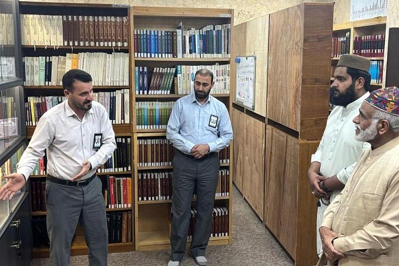 مؤلّف باكستانيّ يطّلع على تجارب قسم الشؤون الفكرية في مجال حفظ المخطوطات والتراث الإسلاميّ