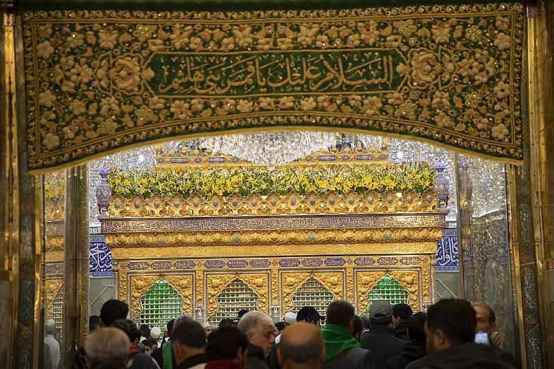 أكاليل الورد تزيّن شباك المرقد الطاهر لأبي الفضل العباس (عليه السلام)