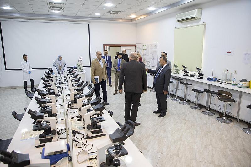 وفد السلامة المهنية يجري جولةً في مختبرات جامعة العميد