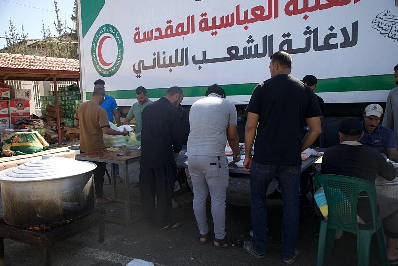 وفد من العتبة العباسية يشرع بتقديم وجبات الطعام إلى النازحين اللبنانيين في سوريا