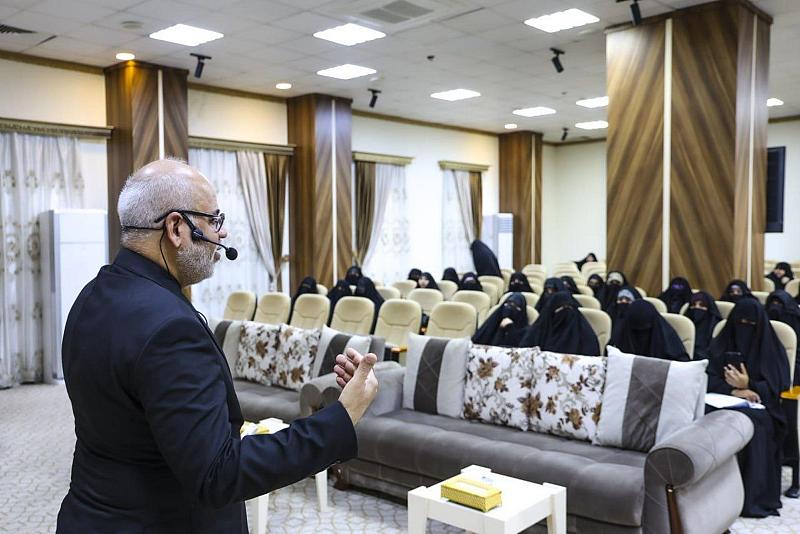 مركز الثقافة الأسرية ينظم دورة تدريبية عن البروتوكول والإتيكيت