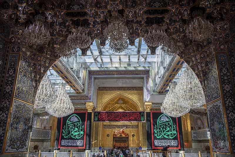 العتبة العباسية المقدسة تنشر السواد ولافتات الحزن بذكرى شهادة النبي الأكرم محمد (صلى الله عليه وآله)