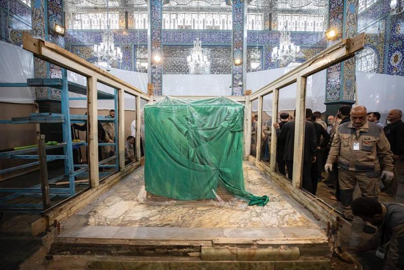 بعشر ساعات.. الانتهاء من تفكيك الشبّاك القديم لمرقد السيّدة زينب (عليها السلام)