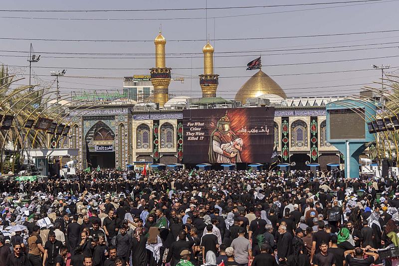 جموع الزائرين تحيي يوم العاشر من شهر المحرم الحرام عند المرقدين الطاهرين
