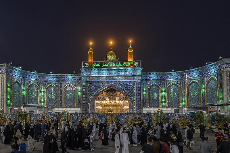 بالصور.. جموع الزائرين تحيي ليلة الجمعة عند المرقدين الطاهرين