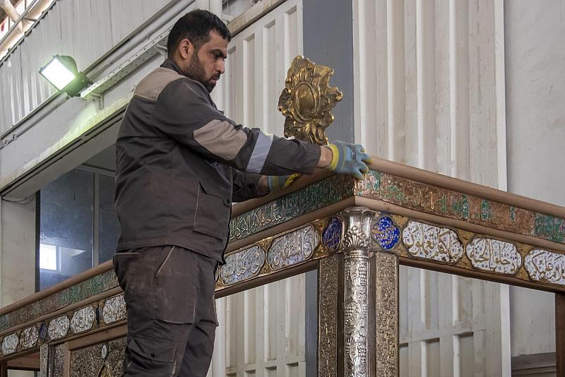 قسم صناعة الشبابيك يواصل أعمال إدامة الشباك السابق لمرقد الإمامين العسكريين (عليهما السلام)