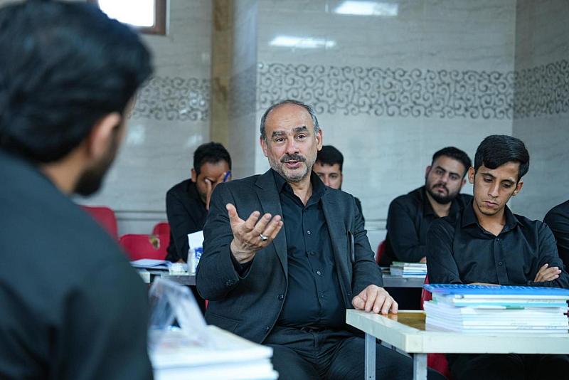 عضو مجلس إدارة العتبة العباسيّة يطلع على البرنامج التدريبي الخاص بملاكات مجموعة العميد