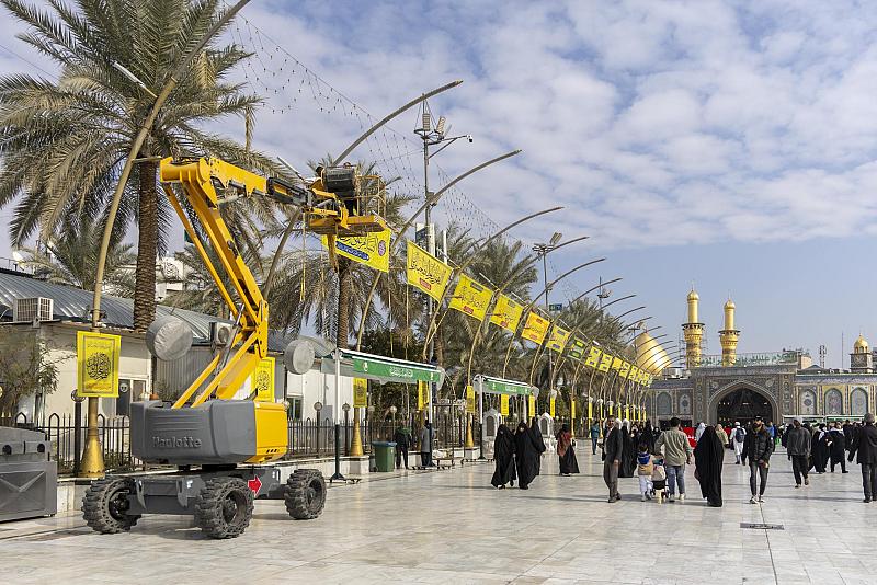 لإحياء ذكرى الولادات الشعبانية.. قسم بين الحرمين ينشر لافتات الفرح في الساحة الوسطية