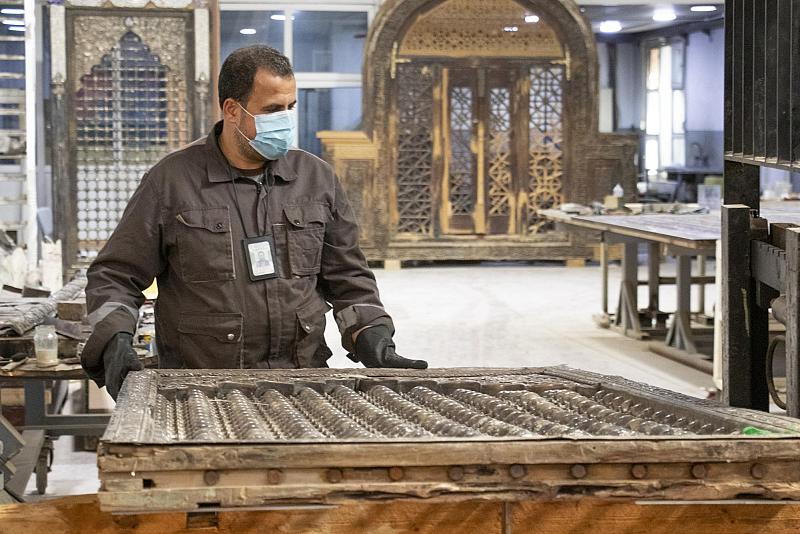 قسم صناعة الشبابيك يضع اللمسات الأخيرة لأعمال إدامة شبابيك العتبة العسكرية المقدسة