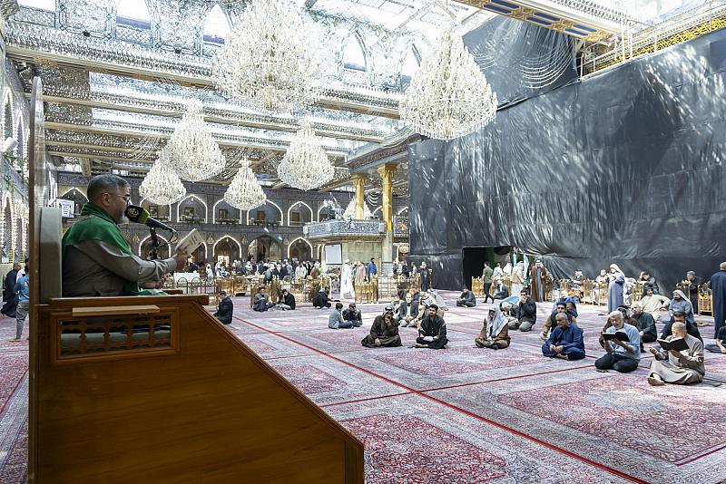 الزائرون يؤدون مراسم قراءة دعاء الندبة في صحن مرقد أبي الفضل العباس (عليه السلام)