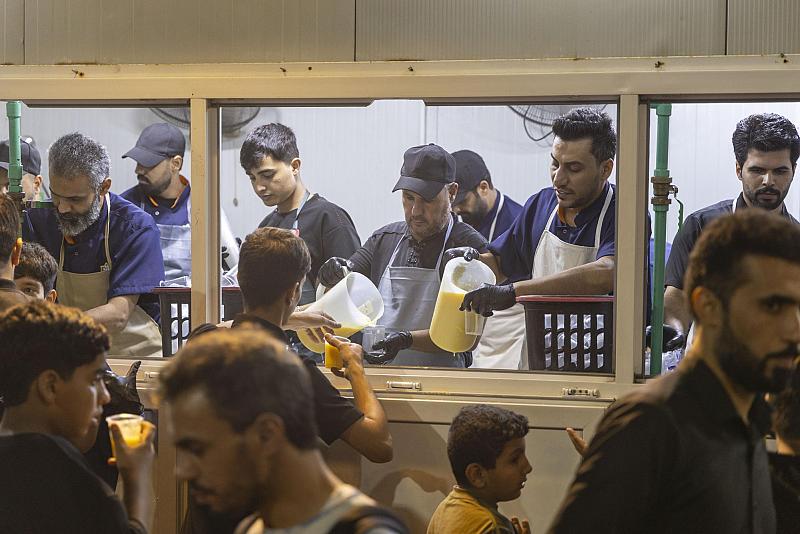 مع بلوغ ذروة الزيارة.. مجمع أبي الفضل العباس (عليه السلام) يواصل تقديم مئات الآلاف من الوجبات البينية لزائري الأربعين