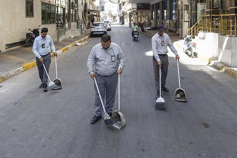 قسم بين الحرمين ينفذ أعمال غسل شارع العلقمي وتنظيفه