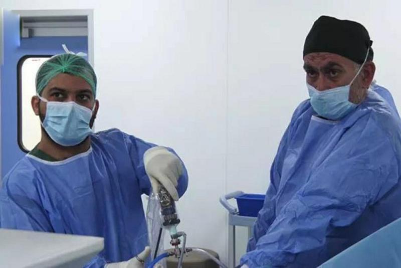 بتقنيّة الناظور: أطبّاء مستشفى الكفيل التخصّصي ينجحون في معالجة شابٍّ بتمكينه من الوقوف على قدميه مرّةً أخرى