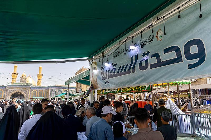 عبر منافذه المتعددة... قسم الشؤون الخدمية يوفر 15 ألف صندوق مياه شرب خدمة للزائرين