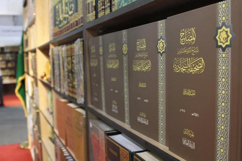 (المصابيح) كتابٌ يُنير جناح العتبة العبّاسية المقدّسة في معرض النجف الدوليّ