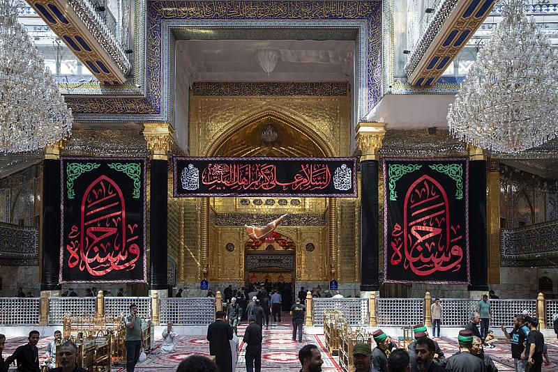العتبة العباسية المقدسة تنشر لافتات الحزن والعزاء بذكرى شهادة الإمام الحسن المجتبى (عليه السلام)