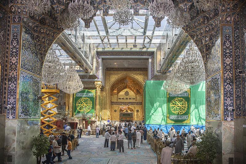 العتبة العباسية المقدسة تنشر لافتات احتفائية بذكرى ولادة السيدة زينب (عليها السلام)