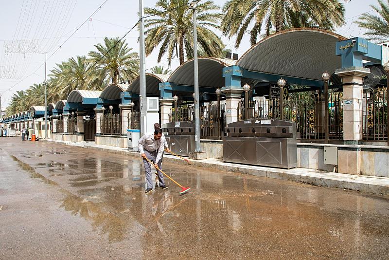قسم الشؤون الخدمية ينفذ حملة لتنظيف الشوارع المحيطة بصحن مرقد أبي الفضل العباس (عليه السلام) 